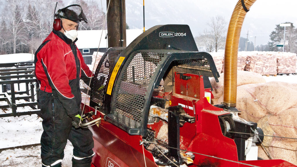 Stor aktivitet både i skogen og på vedproduksjonsplassene