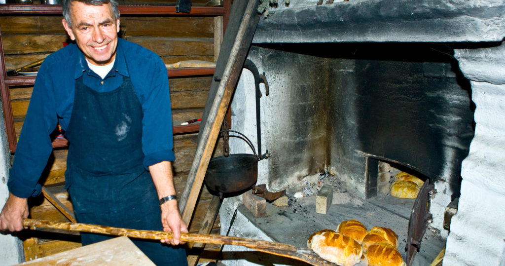 Ferske bakervarer fra vedfyrt bakerovn til 17. mai?