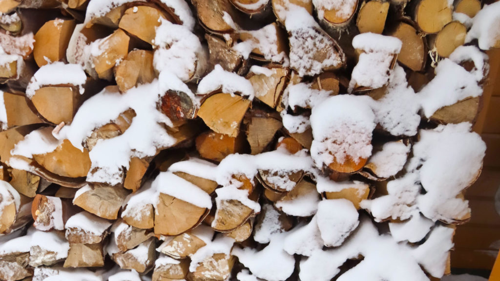 Lagring av tørr ved utendørs? Husk dekking!