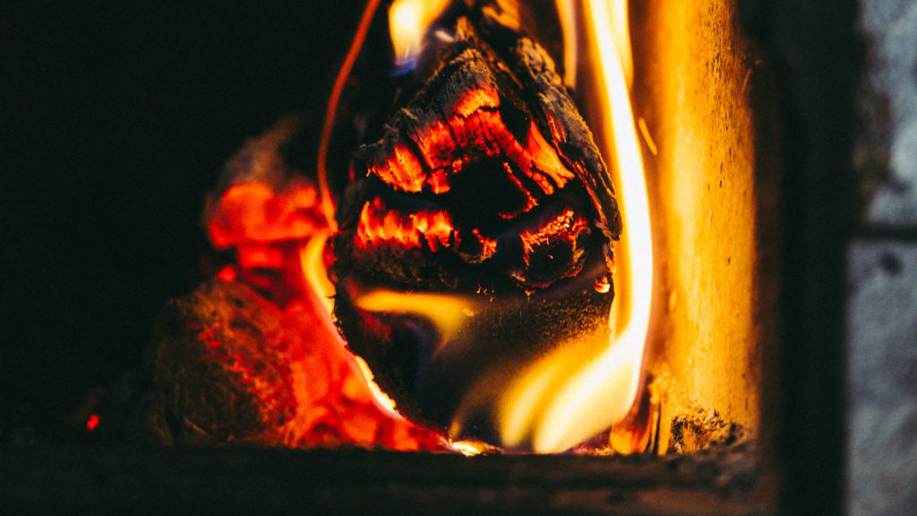 Slik beregner du energiprisen for vedfyring